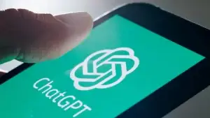 Persona usando ChatGPT en un teléfono móvil