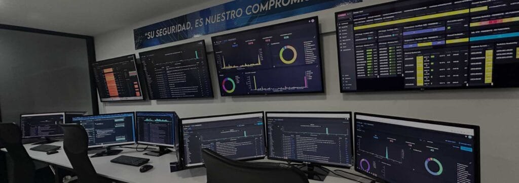Centro de Operaciones de Seguridad de Ecnoz con monitores de análisis y vigilancia