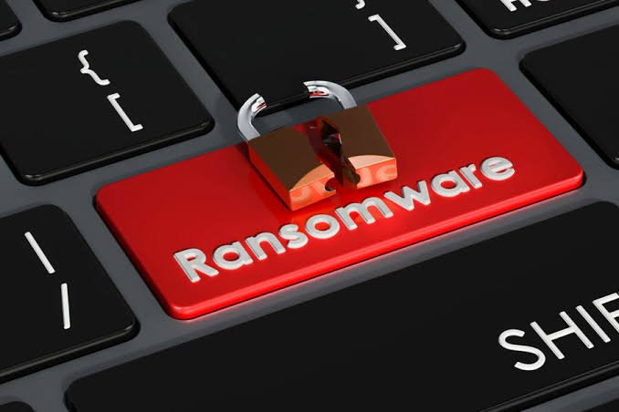 Representación visual de ciberseguridad en una oficina con tecnología avanzada y enfoque en interacción humana y protección digital.